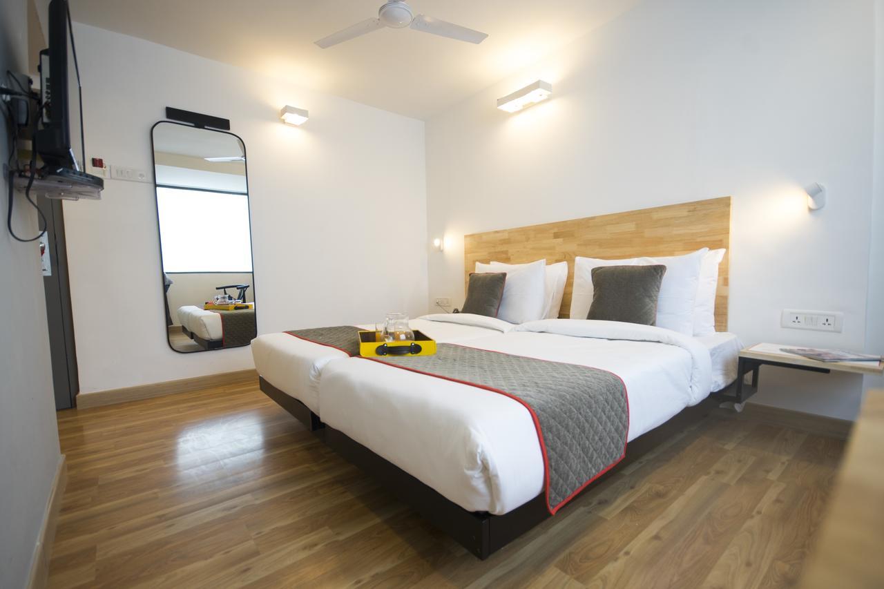 Oyo Townhouse 16 International Airport Hotel Mumbai Bagian luar foto