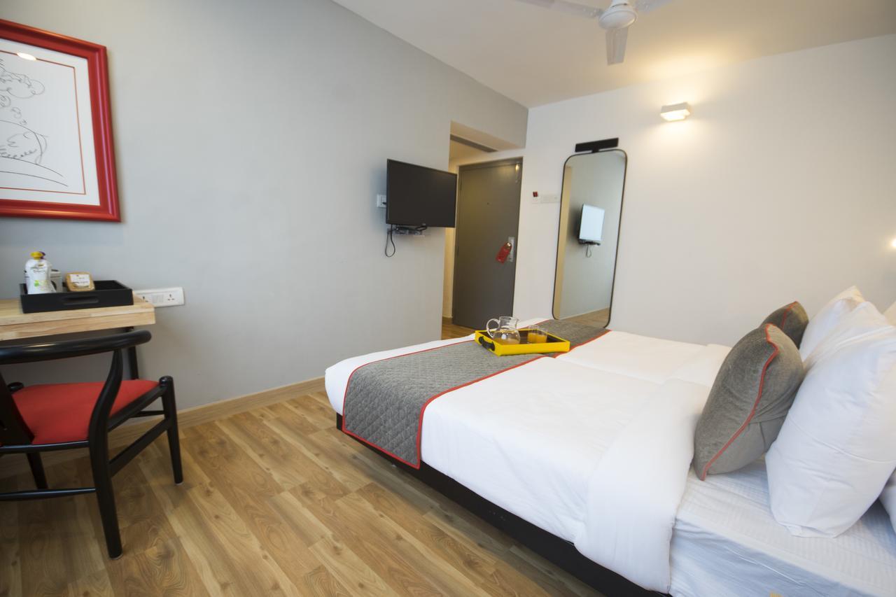Oyo Townhouse 16 International Airport Hotel Mumbai Bagian luar foto