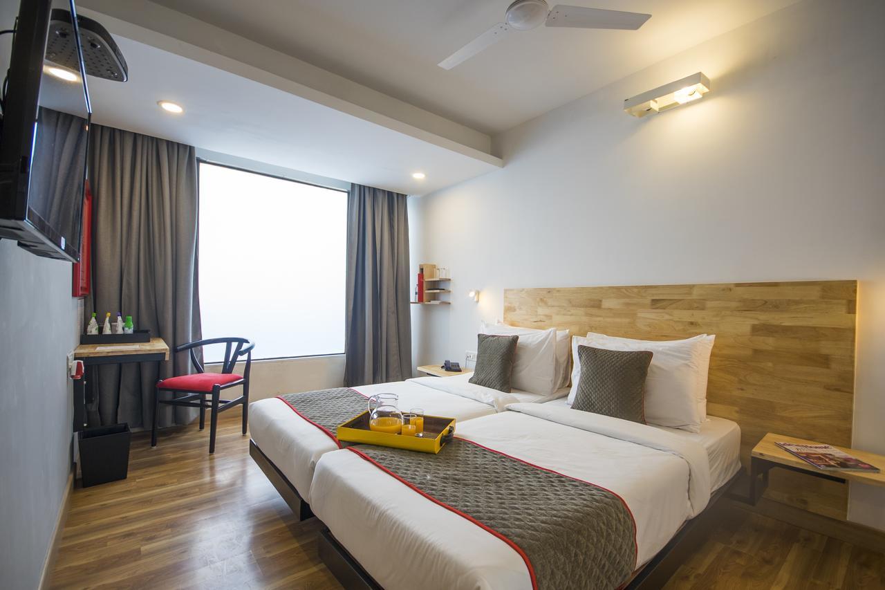 Oyo Townhouse 16 International Airport Hotel Mumbai Bagian luar foto