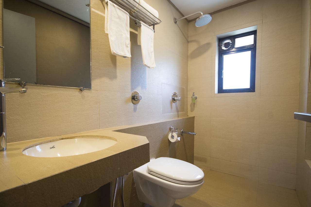 Oyo Townhouse 16 International Airport Hotel Mumbai Bagian luar foto