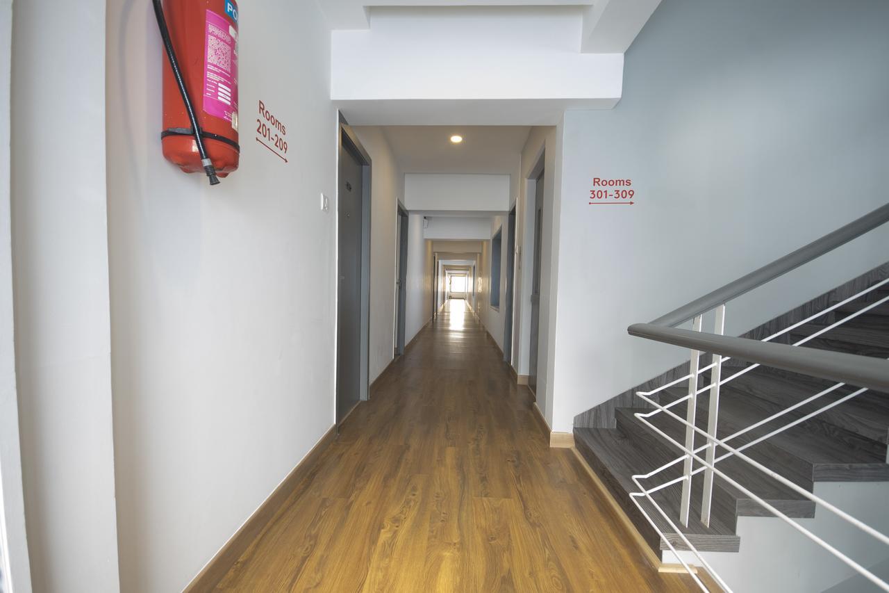 Oyo Townhouse 16 International Airport Hotel Mumbai Bagian luar foto