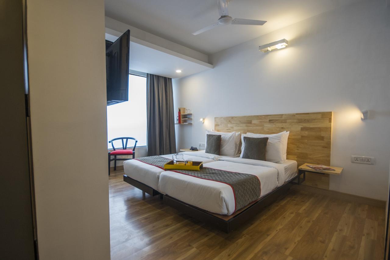 Oyo Townhouse 16 International Airport Hotel Mumbai Bagian luar foto