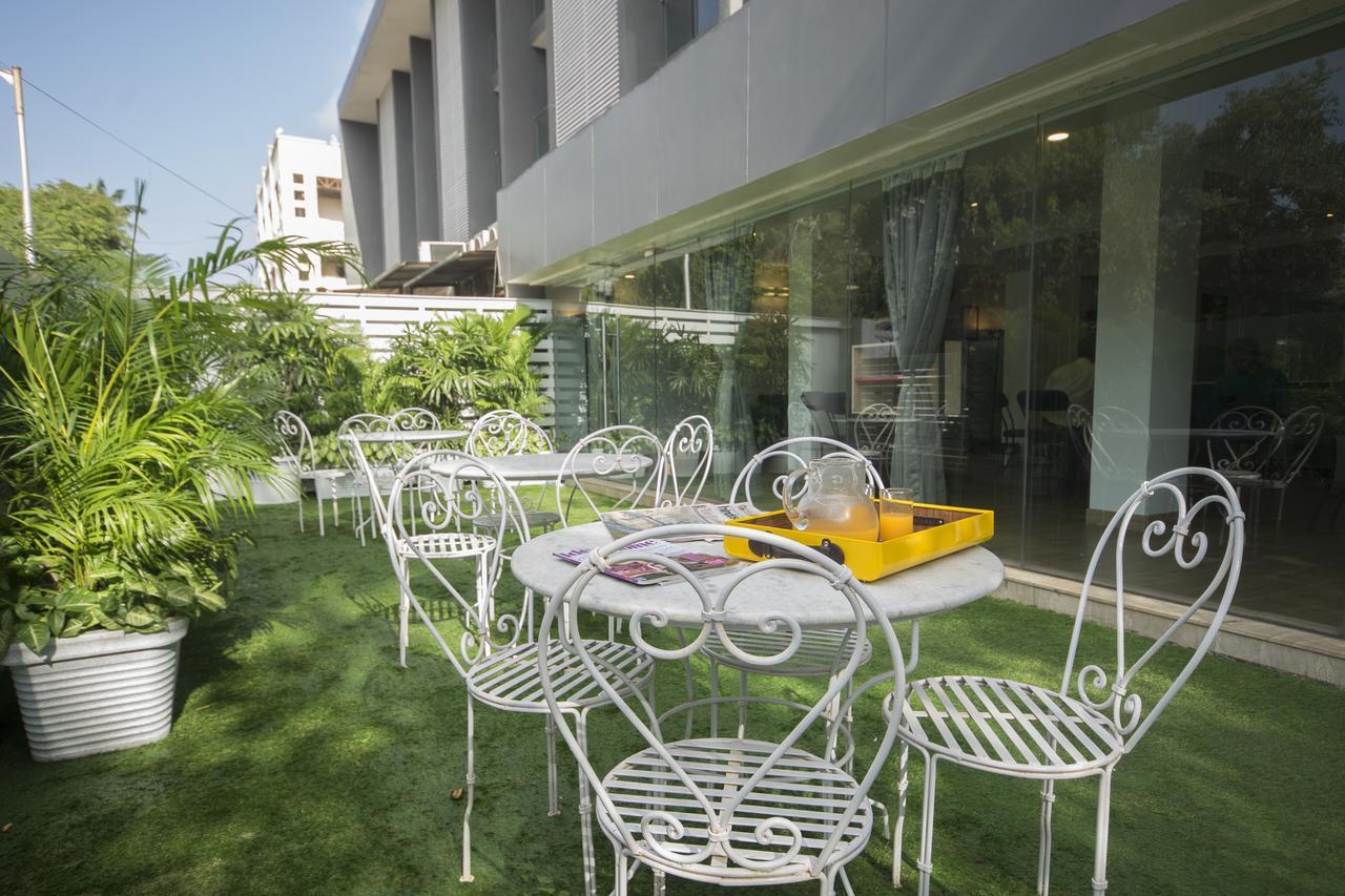 Oyo Townhouse 16 International Airport Hotel Mumbai Bagian luar foto