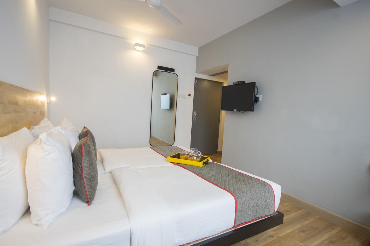 Oyo Townhouse 16 International Airport Hotel Mumbai Bagian luar foto