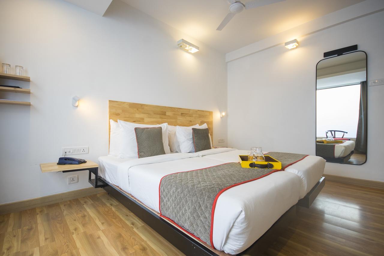 Oyo Townhouse 16 International Airport Hotel Mumbai Bagian luar foto